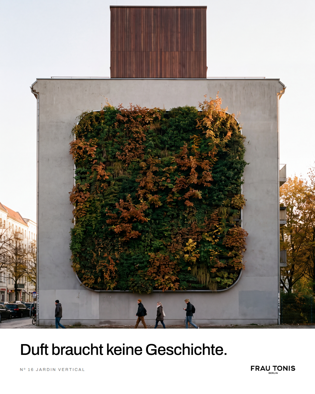 Eine begrünte Berliner Brandwand in der Form des Flakons